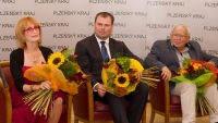 S architektem Janem Soukupem a hokejovým trenérem Jaroslavem Špačkem při uvedení do Dvorany slávy Plzeňského kraje (18. září 2018)