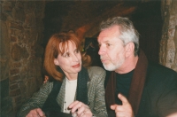 Monika se svým někdejším partnerem Jaromírem Hanzlíkem po představení Hamleta v Plzni (roku 2002)