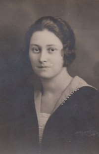 Maminka Věra Šolínová, provdaná Švábová (asi rok 1925)