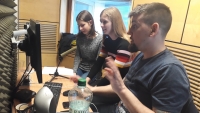 Žáci ZŠ Na Smetance při nahrávání rozhlasové reportáže v rámci projektu Příběhy našich sousedů
