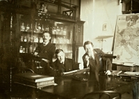 Laboratoř nymburského cukrovaru - zleva asistent Josef Krejčí (otec Vlastimila), adjunkt Stanislav Ezr, chemik Ing. Urban; Nymburk, před r. 1914