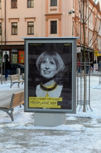 Plakát s Monikou Švábovou s titulkem "Divadlo nabízí své klenoty"