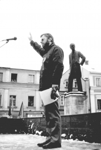 Moderátorem litomyšlské manifestace z 27. listopadu byl František Zeman