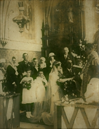 František Pecka a Marie Kirschnerová - sňatek Mariiných rodičů, nad nimi zleva Blanka Redfern a Kirschnerovi, zprava Řípovi a Anna Pecková; Všejany, 11. 7. 1933