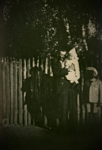 Grandfather Josef Kirschner with his grandchildren Marie (the witness) and František; Straky No. 10; 1941