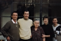 Sourozenci Hořejšovi s maminkou v roce 2000
