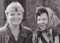 Z natáčení seriálu Synové a dcery Jakuba skláře, vpravo Libuše Trpišovská a vlevo Irena Choutková; 18. 9. 1984