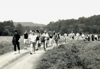 Pochod Havlíčkovy mládeže / Zcela vlevo v černém Petr Hrabalík, vedle něj František Štibor, který dle instrukcí StB celý pochod formoval / 29. července 1989 / archiv Petra Hrabalíka