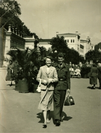 Sourozenci Marie a František Peckovi - bratrova vojenská služba; Karlovy Vary, 5. 8. 1956