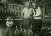 Dcera Nellynka Krejčová, matka Marie Krejčová a paní Svatošová (matka politického vězně Emila Svatoše), Nymburk, 17. 5. 1964