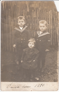 Maminka pamětnice Marie se svými bratry Václavem a Josefem, Brunšov, 1916