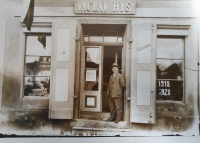 Zořin dědeček Václav Rys před svým obchodem na Dobříši (ten byl později vyvlastněn)