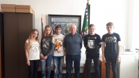 Žáci ZŠ Na Valtické po rozhovoru s panem Hronkem v rámci projektu Příběhy našich sousedů