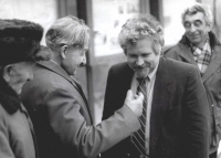 Předseda české vlády Petr Pithart diskutuje při návštěvě v Trstěnici 12. února 1991 s jedním z místních občanů