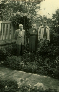 Vlastimil Krejčí po návratu z vězení se svými rodiči, Krátká 1635/5 Nymburk, 1960