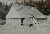 Chalupa v obci Nesytá, kam vystěhovali rodinu. Foceno v roce 1953