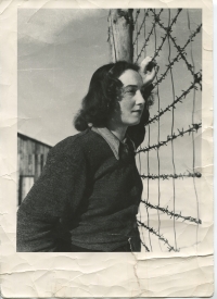 Dalma krátko po príchode do koncentračného tábora v Novákoch, rok 1942