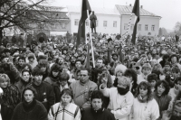 Demonstrace na Horním náměstí v Humpolci v den generální stávky 27. listopadu 1989