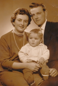 Jan Slezák s rodiči Janem a Marií, 1962