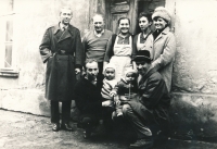 Miroslav Stejskal na rodinné fotografii před domem