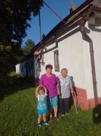 In front of the Manor House, from left the great-grandson Libuše Trpišovská, Libuše Trpišovská and Eva Dvořáková; from the joint shooting on August 11, 2019 in Tasice