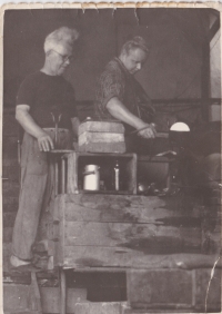 Vlevo Karel Kohoutek, tatínek Libuše Trpišovské, přímo u pece v huti