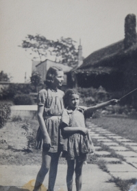 Lea (right) with her sister Olga, 1944