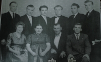 Pamätník s rodinou, v hornom rade tretí sprava. 50. roky