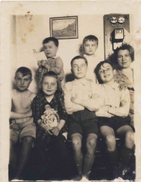 Rodina Rakových, zleva nahoře Bořivoj a Přemek, dole Miroslav, Ludmila, Jiří, Vladimír a maminka Terezie