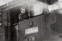 Josef Chrástka jako strojvedoucí, strojová stanice Volary, září 1959. První služba po strojvůdcovských zkouškách.