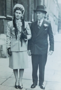 Teta Sheila se svým otcem ve Velké Británii