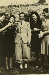 Erna with friends and Vilda Mandelík who escaped to England at the beginning of the war and fought against Nazis. He returned after the war, his parents survived Terezín. However, after 1948 he emigrated to England and later to the USA. 