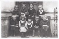 Ladislavova maminka se svými sourozenci před učitelským ústavem na Slezské Ostravě, 1923