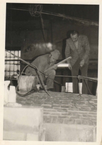 Finishing the last brick when repairing the furnace; in the photo a firecracker from Teplotechna (left) and the director of the glassworks Miloslav Dvořák (right), the second half of the 70s