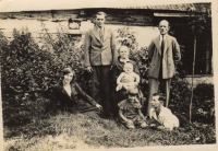Family: grandmother Anna Kohoutková, Josef Kohoutek is sitting on her lap, Květa is kneeling on the ground, next to Antonín Kohoutek, above him father Václav Lhoťan, on the ground aunt Anna Lhoťanová, b. Kohoutková, above her Josef Lhoťan, aunt's cousin and husband; in Tasice in 1935
