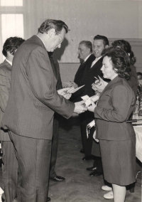 180th anniversary of the founding of the glassworks. Presentation of awards to the best employees of the glassworks. Passing left Vladimír Houška, chief accountant of glassworks, economist; honored Květa Dvořáková, 1976