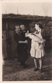 Ladislav Císař in the arms of his grandmother Kateřina Rakušanová, next to Ladislav is mother Marie. Photographed in Havlíčkův Brod.
