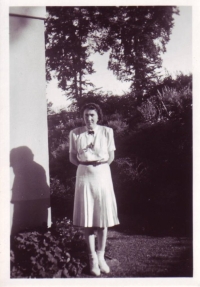 Mrs. Zdeňka Císařová in Františkodol, aunt of the witness, summer 1944.