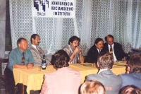 Zasadanie Stálej konferencie občianskeho inštitútu (SKOI) (pamätník vľavo)