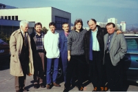 S humoristami Rasťom Piškom a Štefanom Skrúcaným pri spolupráci na diskusiách v roku 1998 (pamätník vpravo)