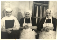 Pamätníčka (vľavo) počas pôsobenia v Slovenskej Ľupči v kuchyni spolu s ďalšími mníškami, 1974