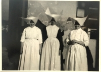 Pamätníčka (vľavo) počas pôsobenia v Močenku v kuchyni, 1950s