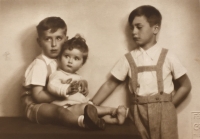 Renata se svými bratry v roce 1936