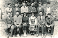 Tomislav Vašíček je nahoře 2. zleva, s kolektivem učňů Tesly Karlín, rok 1960.