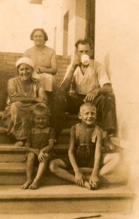 Schreiberovi v roce 1935 (nahoře zřejmě některá z tet, uprostřed maminka Olga Fišerová, tatínek František Schreiber, dole zleva Oldřich a Arnošt)