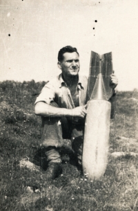 Oldřich Schreiber and training concrete bomb in 1954