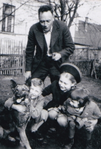 Father with children (Ivo, Eva, Petr) and dog Skokan, garden in Brandýs nad Orlicí 1940