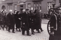 Pohřeb tatínka Václava Fialy v lednu 1948, za vozem v první řadě zleva manžel Josef Hochhäuser, Eva Hochhäuserová, maminka Marie Fialová, bratr Václav Fiala