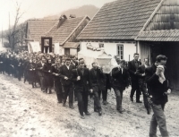 Funeral procession through Bígr, passing by the house of Václav Fořt