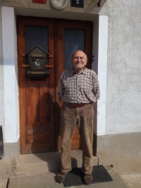 Almost the same photo as from his childhood. Photographed in front of a house in Havlíčkův Brod, September 18, 2019.
